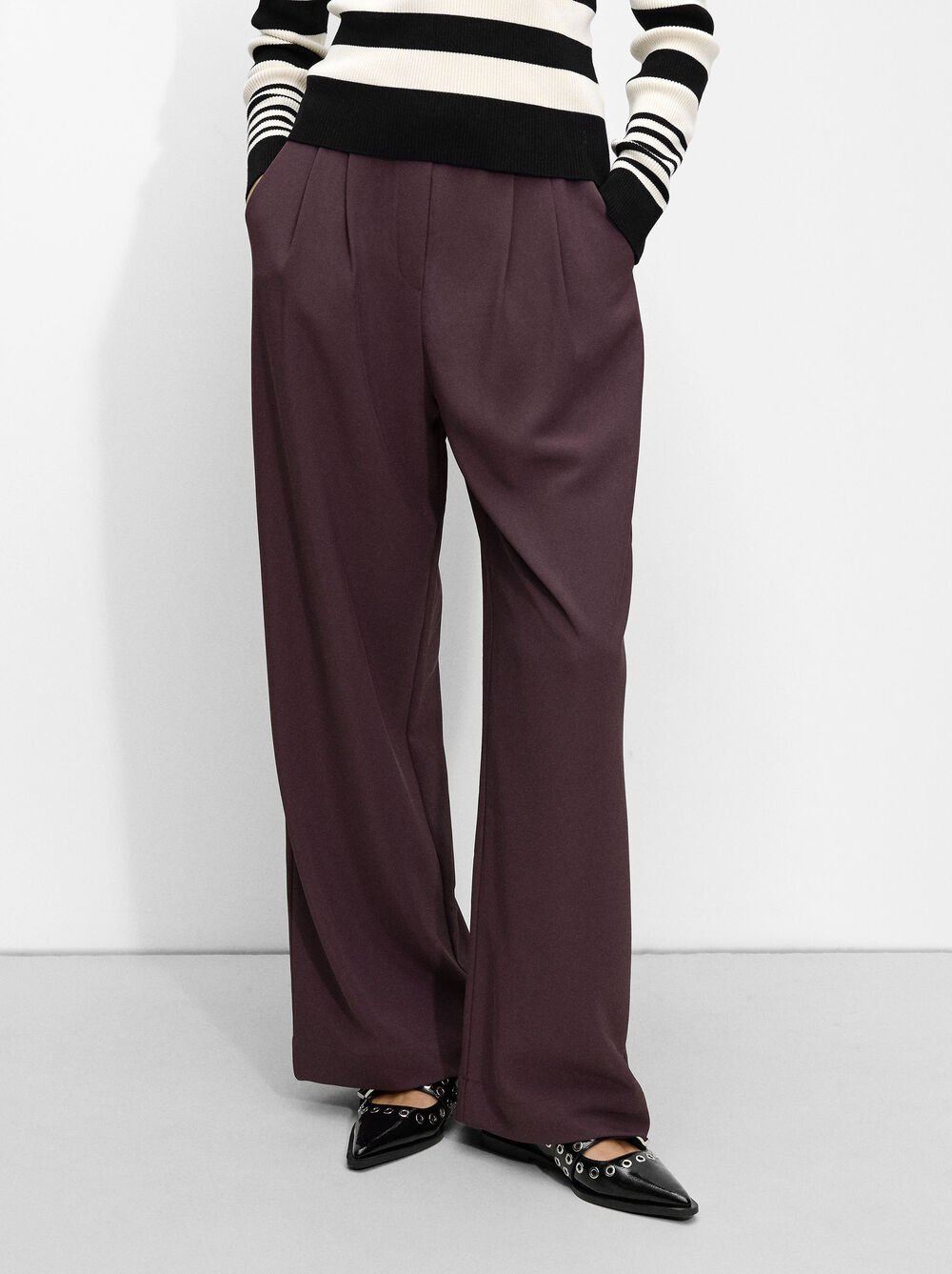 Flowing pants with pleats
