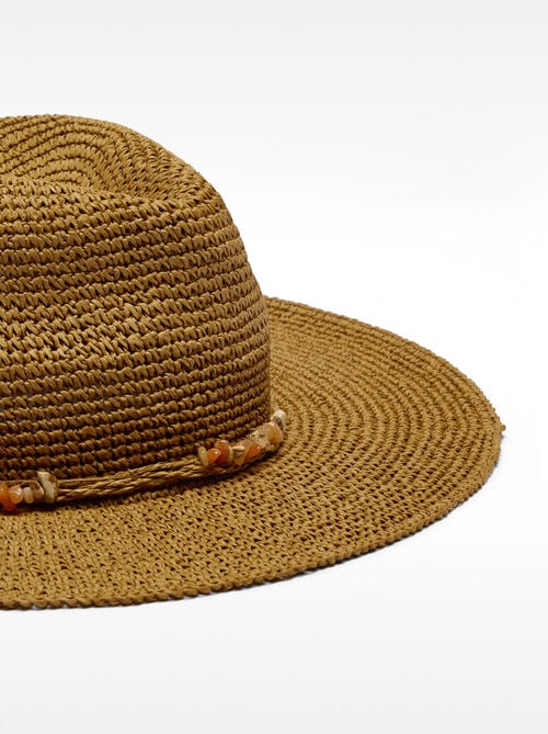 Sombrero efecto rafia con conchas y piedras