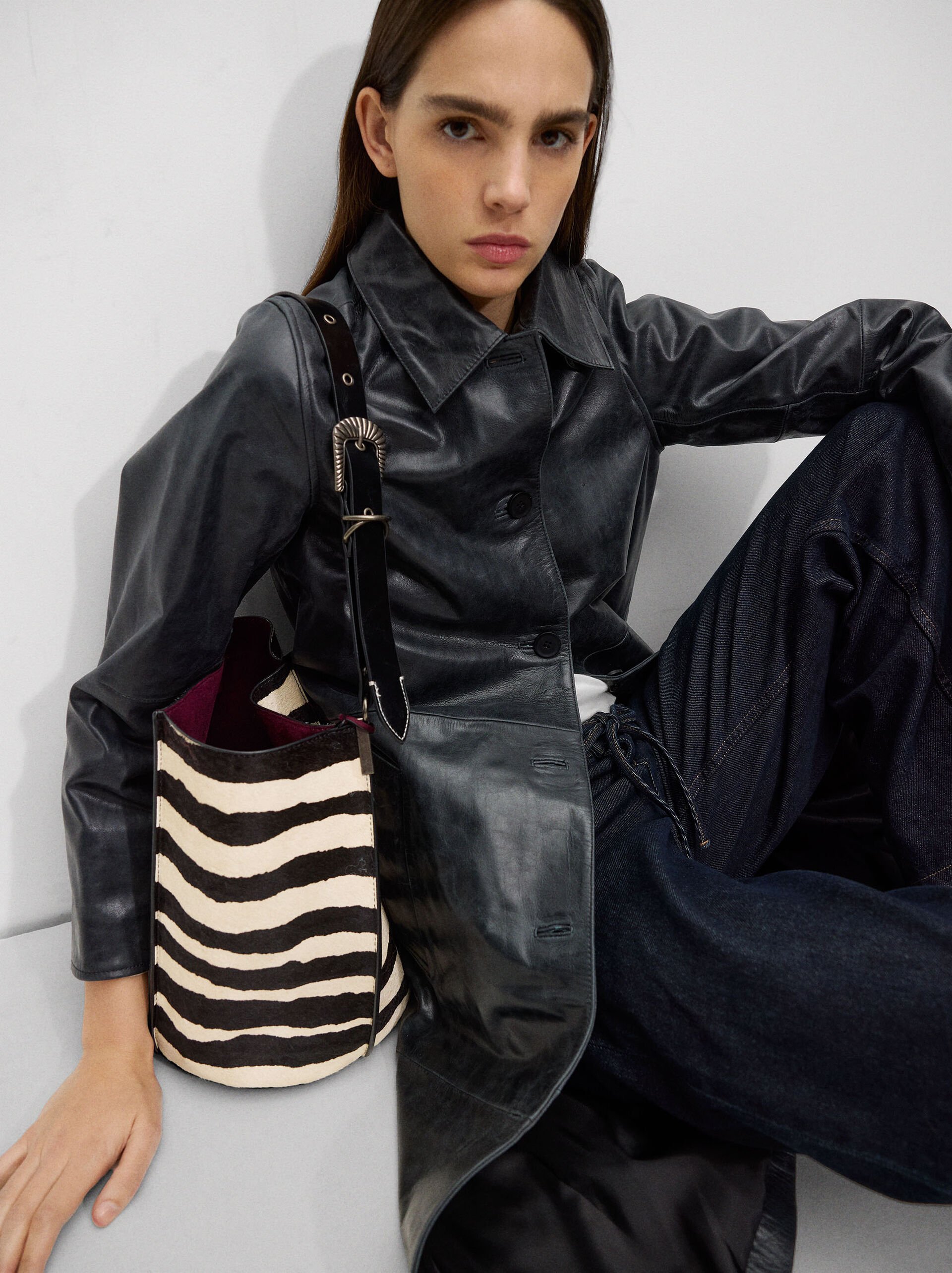 Leather shoulder bag image number 1.0