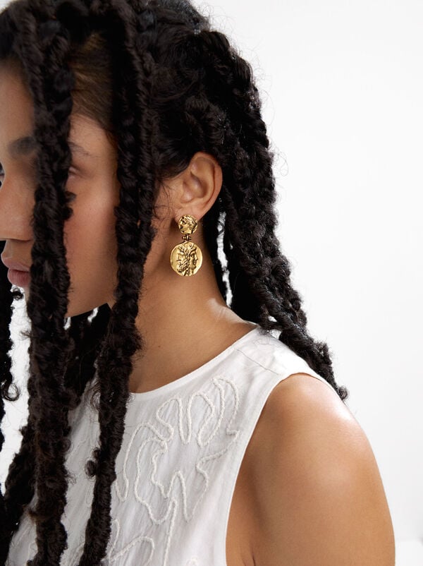 Earrings with aged-effect medals