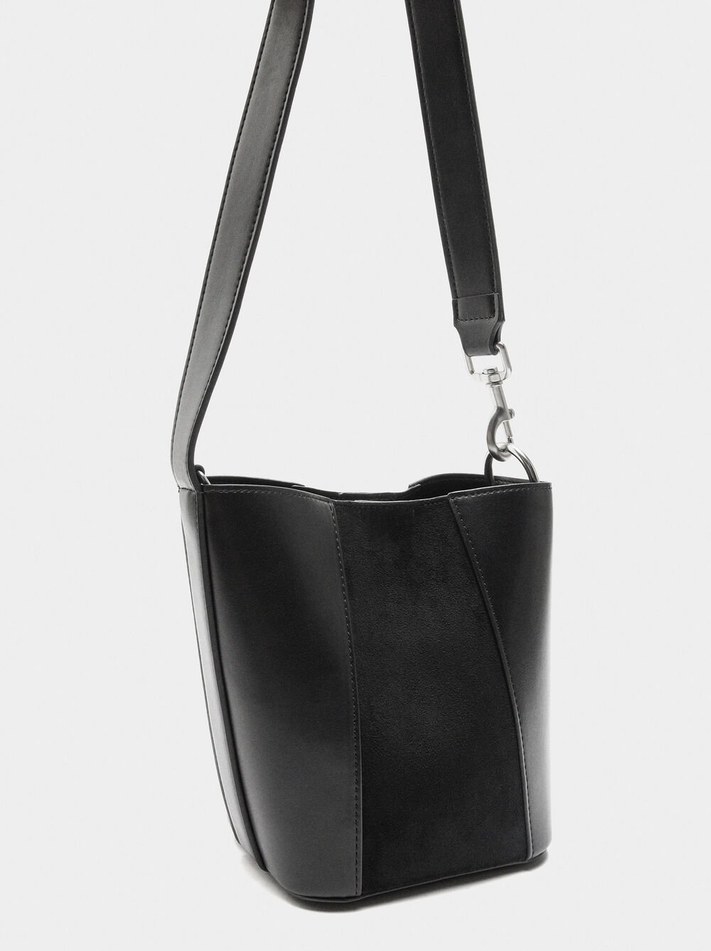 Bucket bag contrast of textures