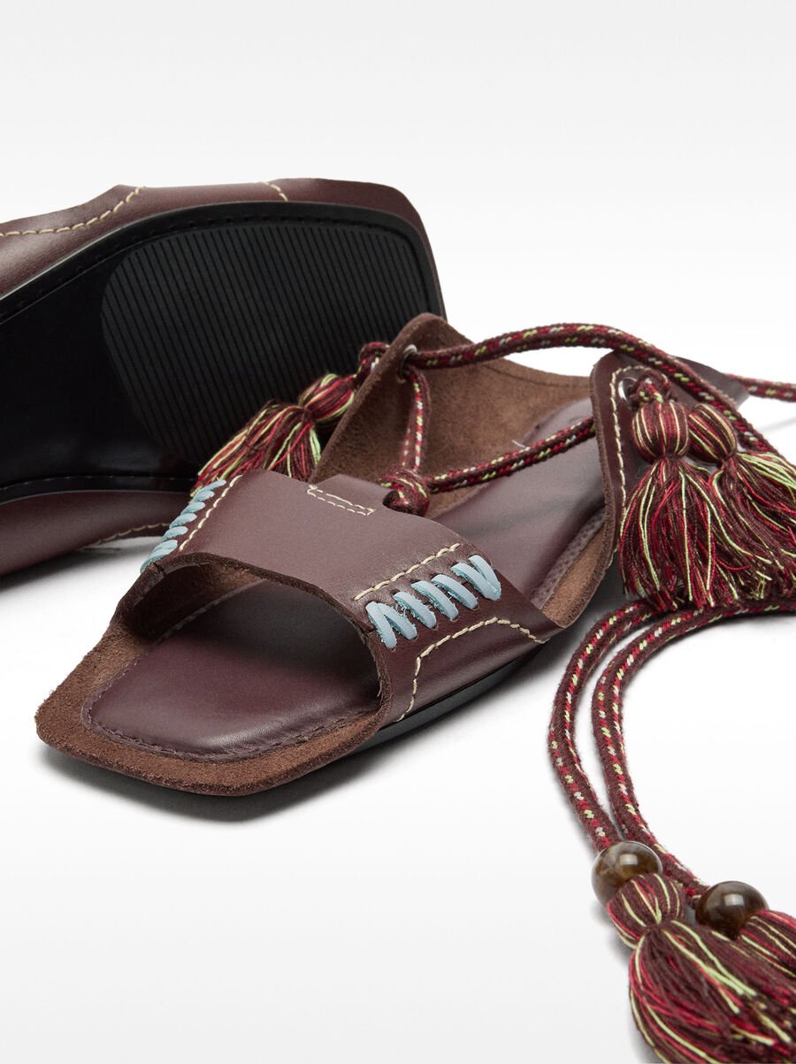 Flat leather sandals with straps