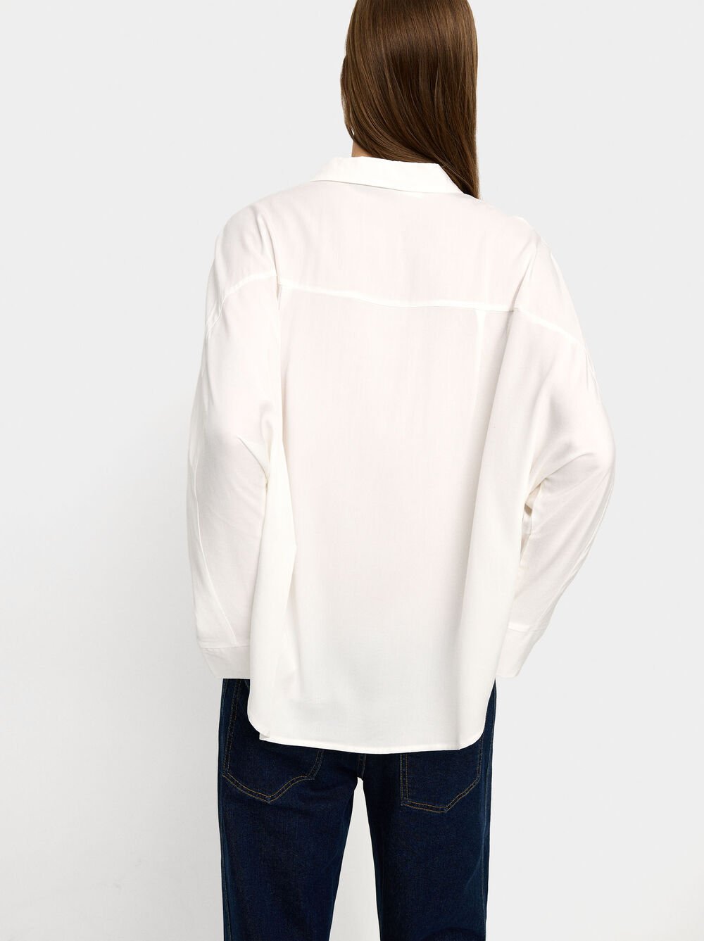 Shirt with long sleeves in a fluid fabric