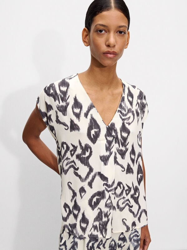 Printed shirt with V-neck