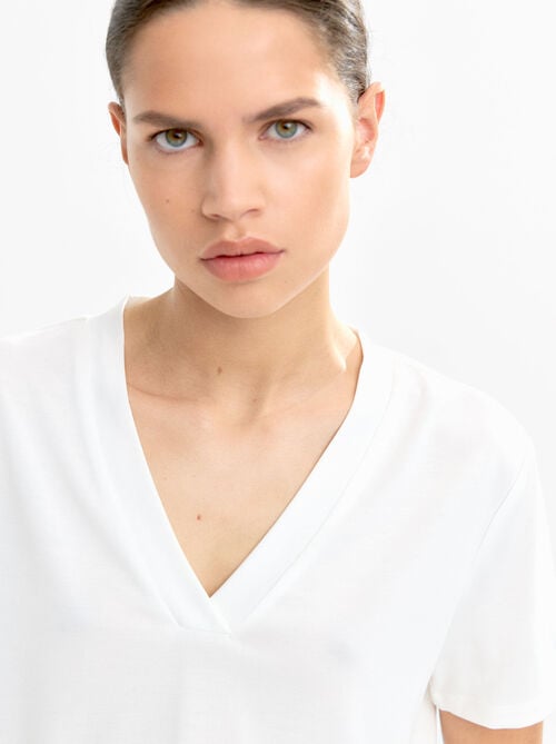 Camiseta básica cuello pico