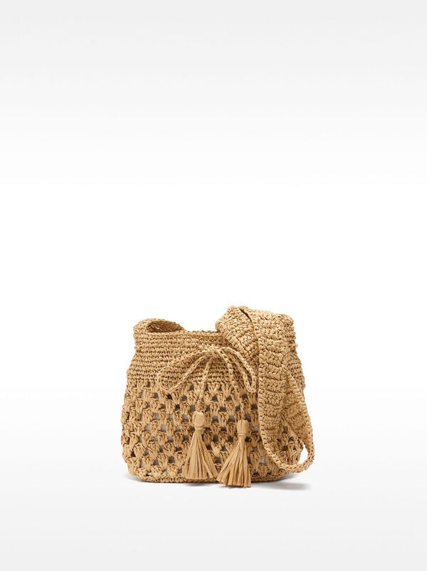 Bucket bag straw effect