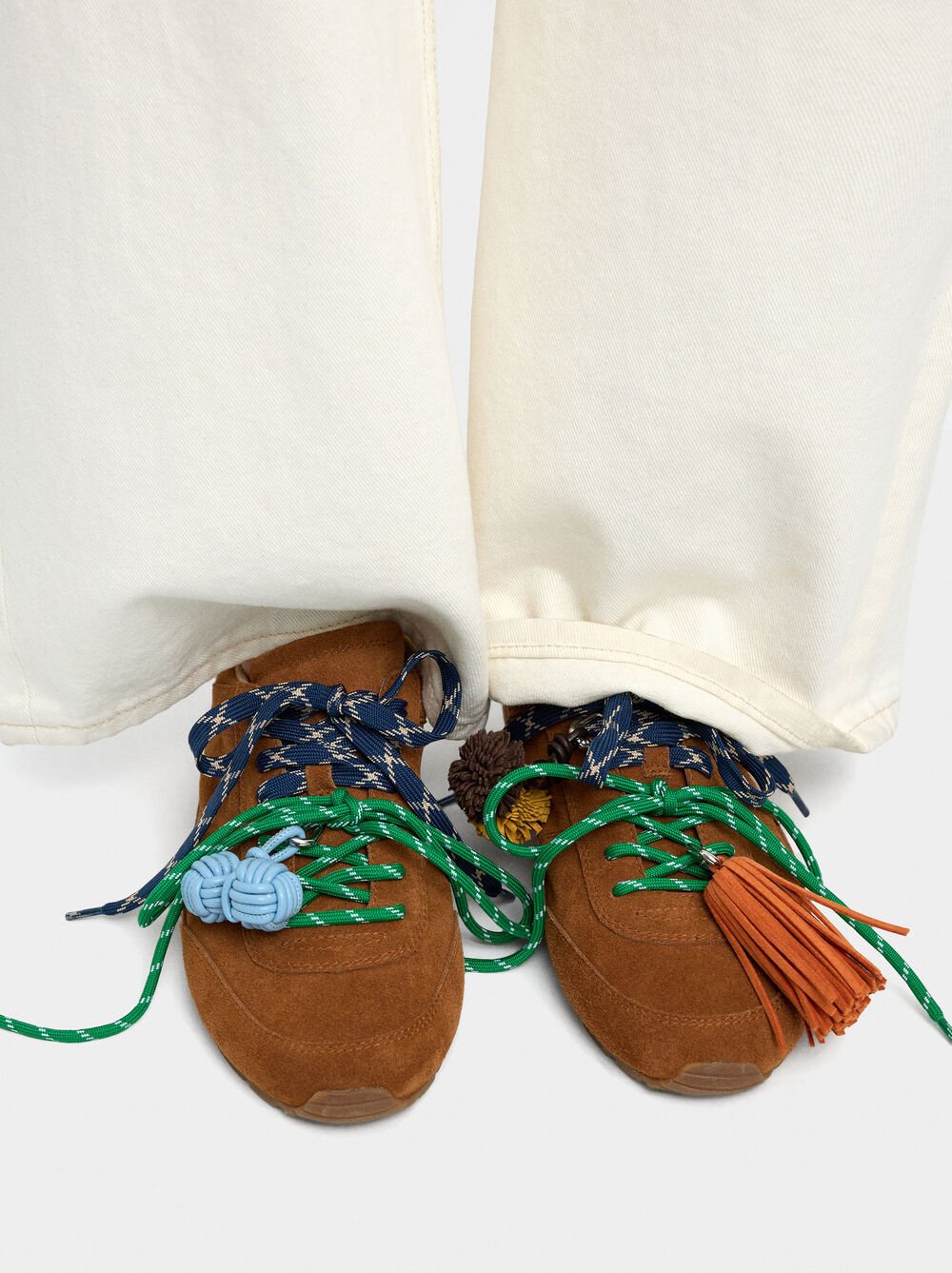 Shoelaces with pendant