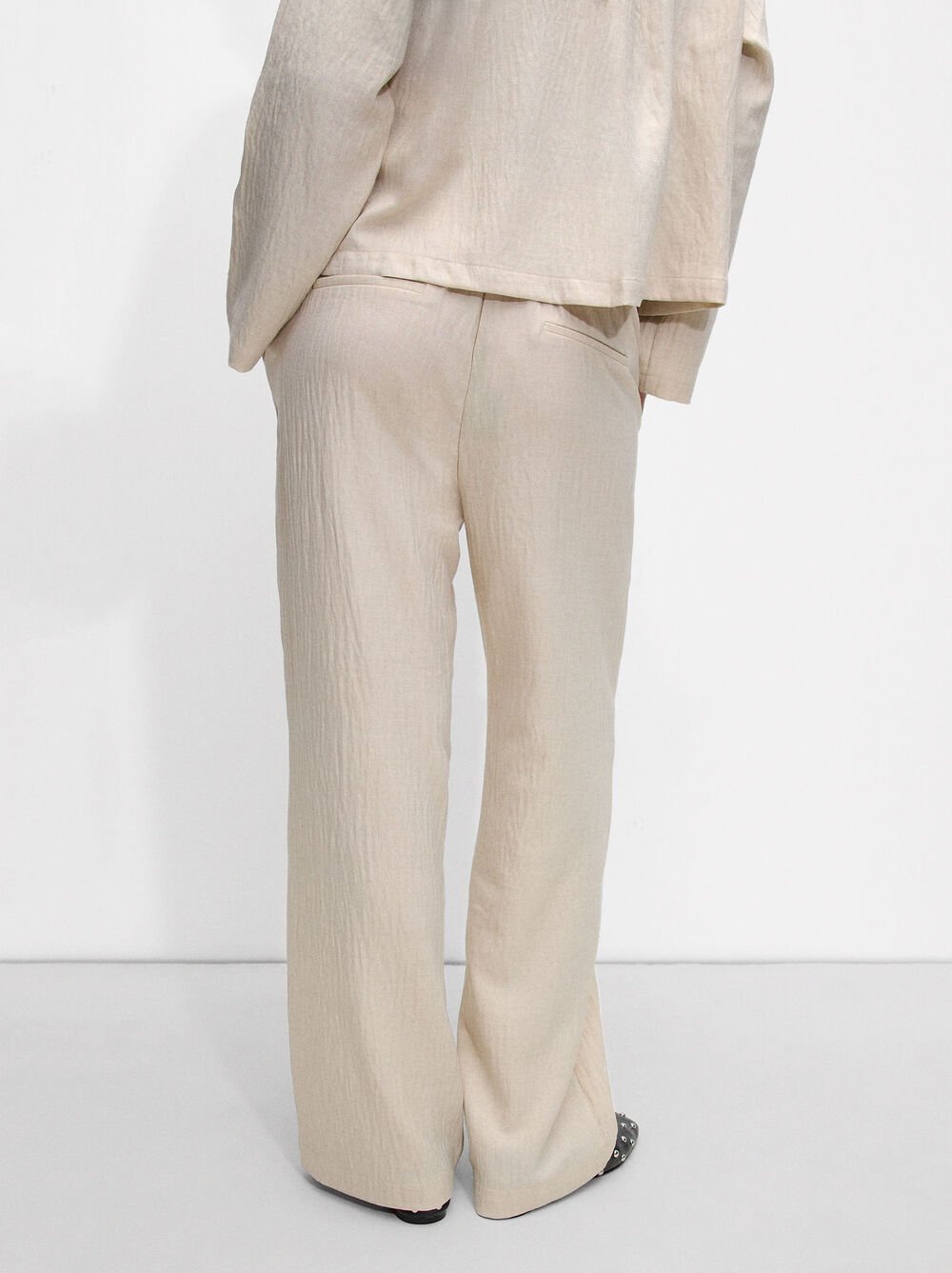 Pantalons fluids amb efecte arrugat