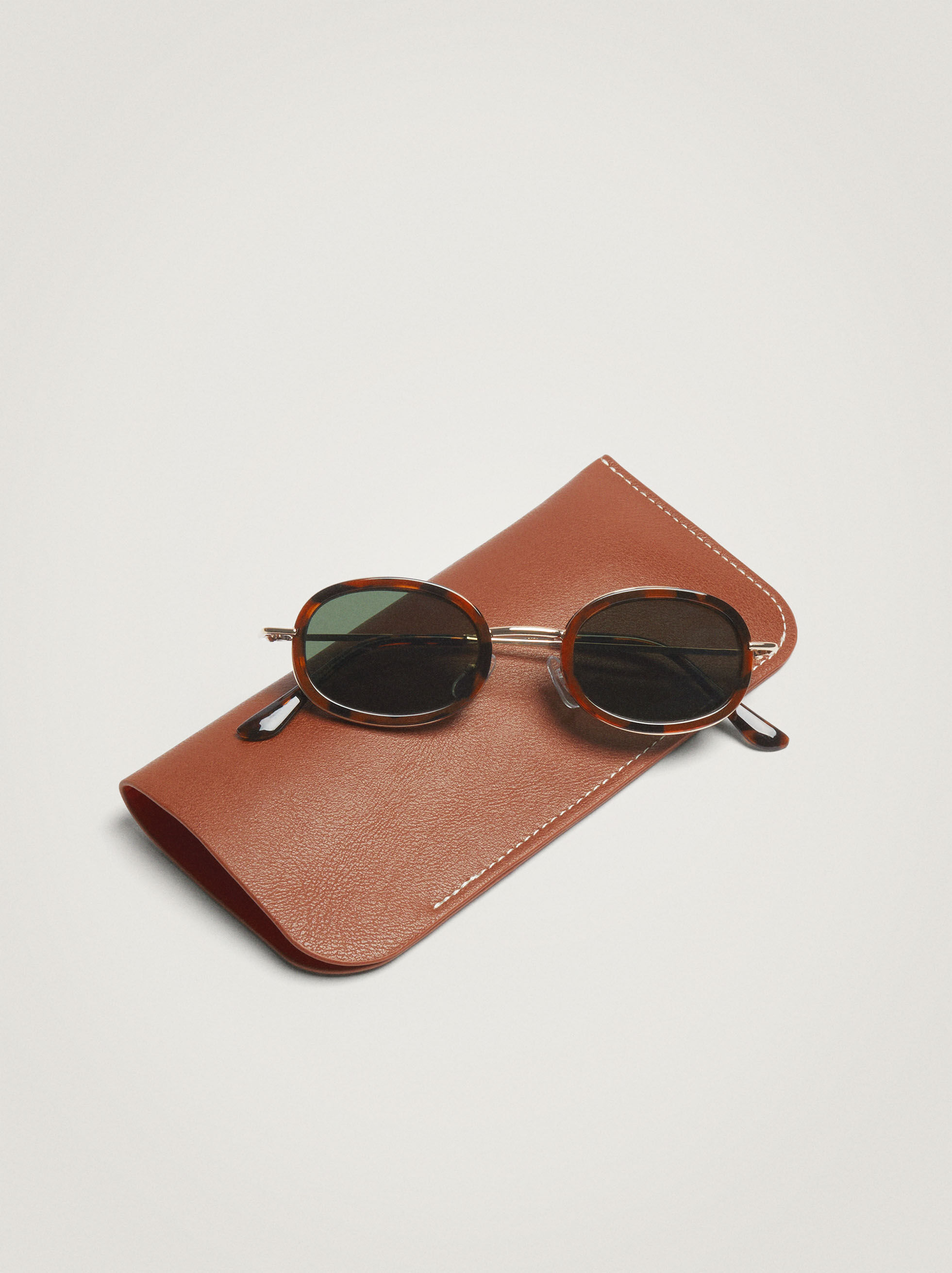 Oval frame glasses