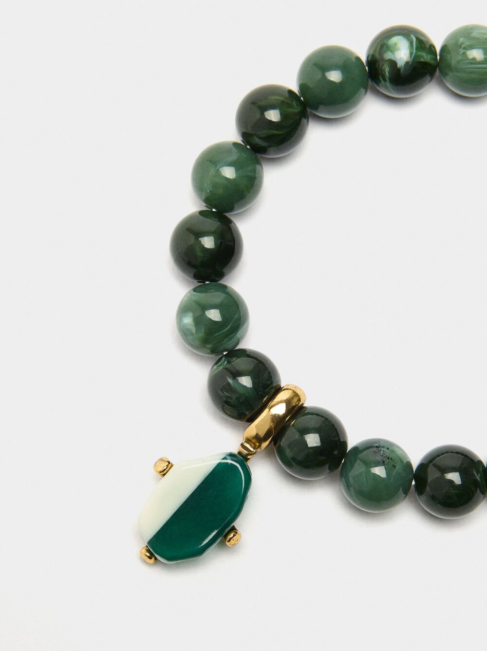 Elastic bracelet with stone-effect beads