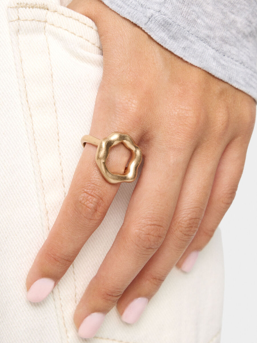 Ring with irregular band