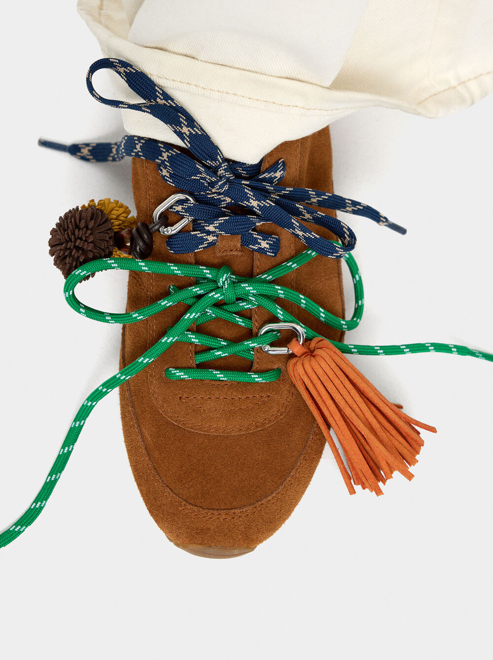Shoelaces with pendant