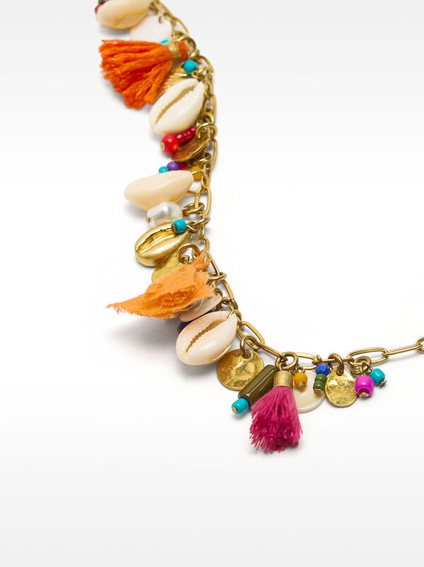 Short chain necklace with shells