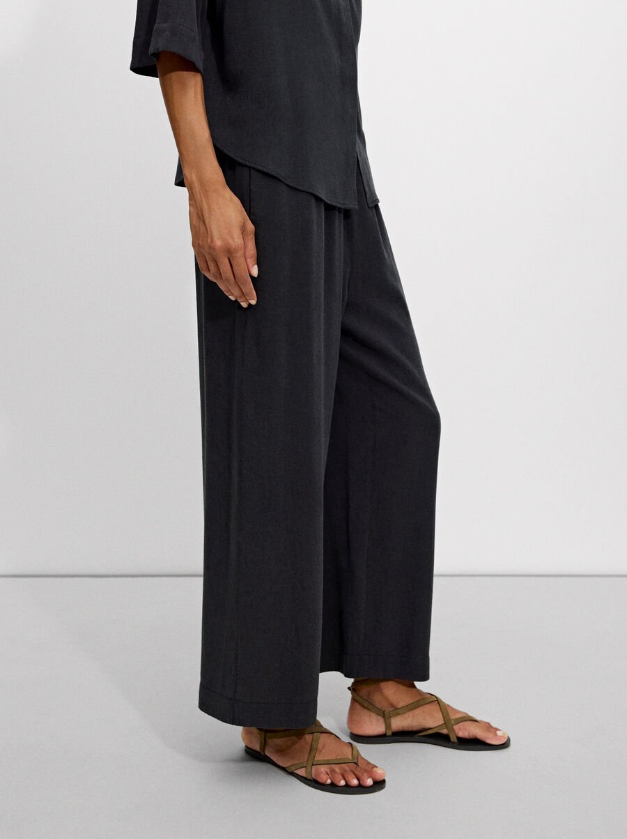 Loose-fitting trousers with elastic waistband