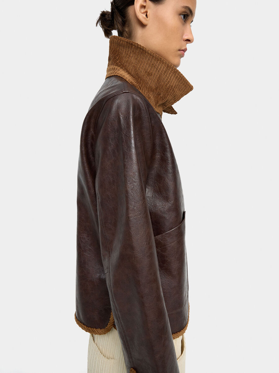 Chaqueta efecto piel cuello en contraste