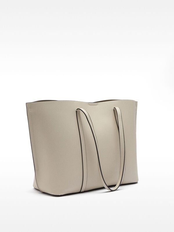 Shopper bag with pendant