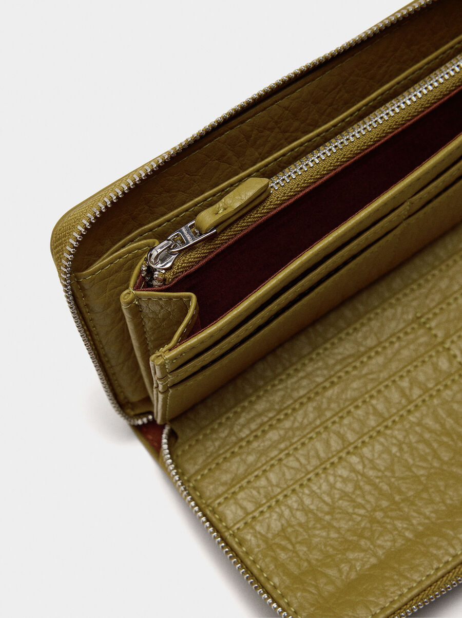 Cartera de textura con cremallera