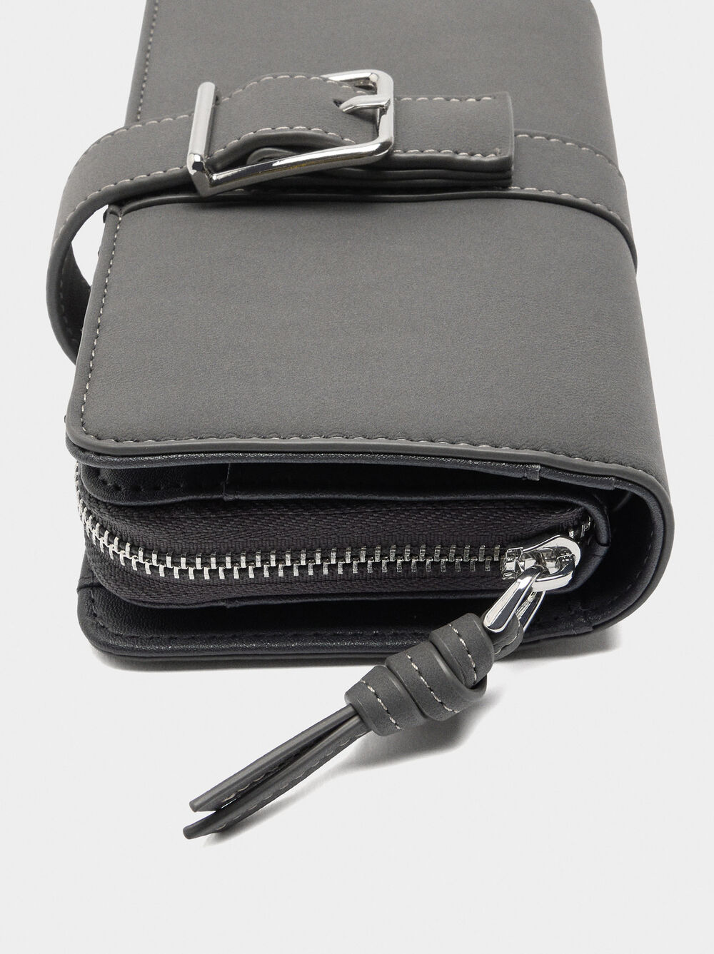 Plain wallet with buckle