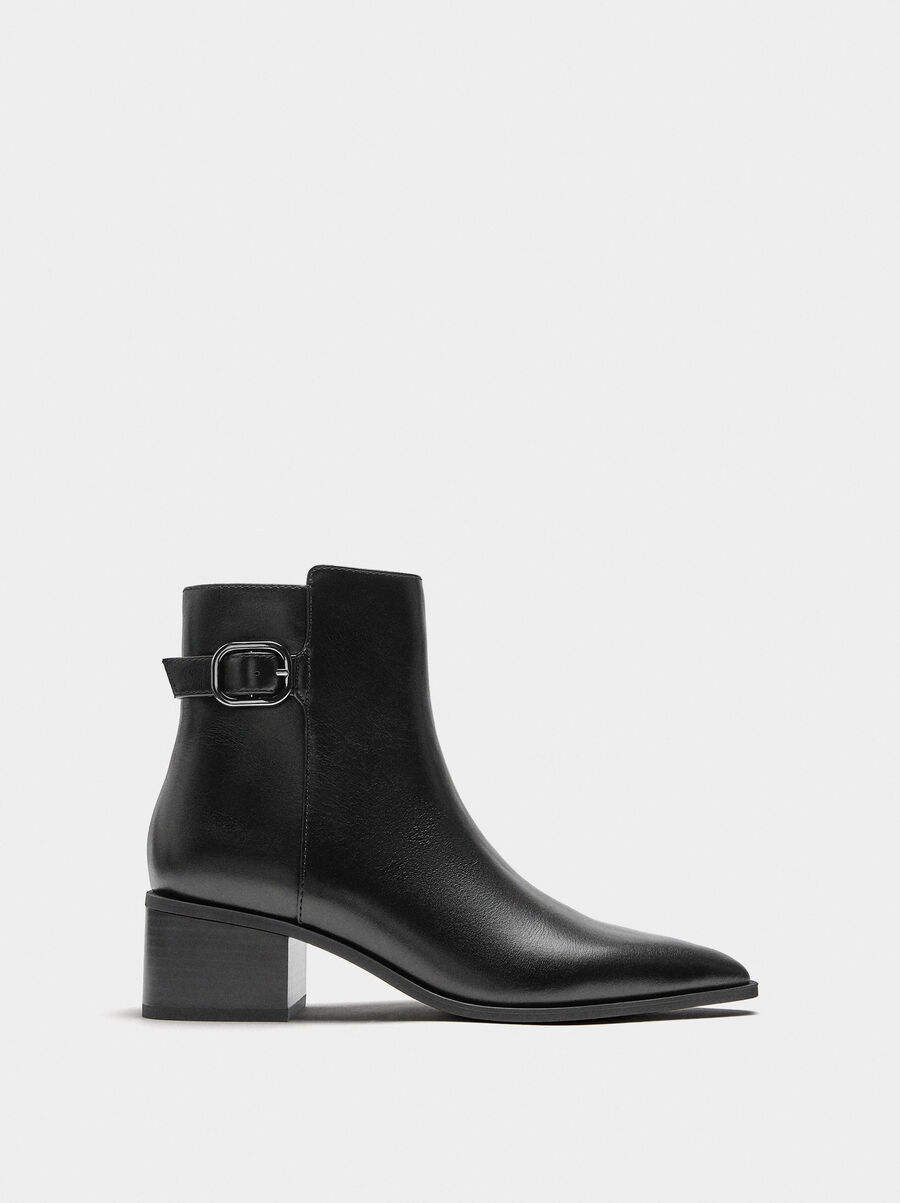 Leather ankle boots with buckle