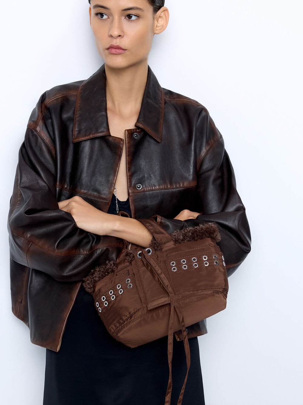 Tote bag of nylon with edge fur effect