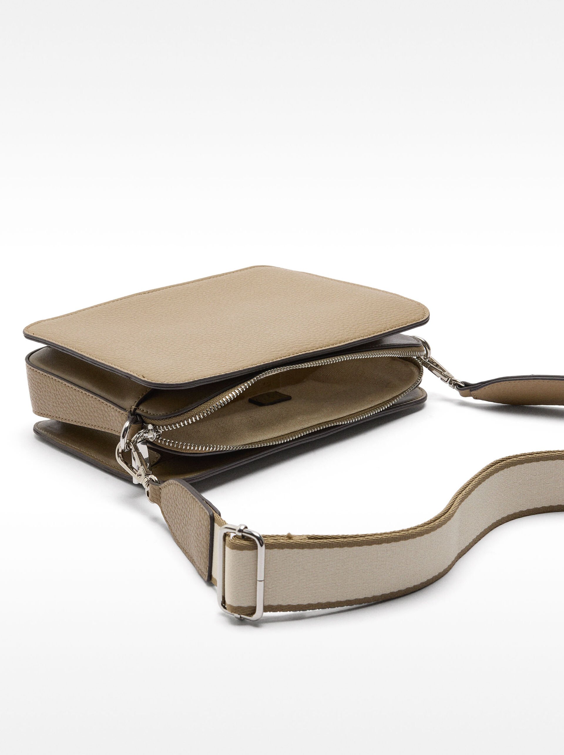 Bolso bandolera con textura image number 3.0