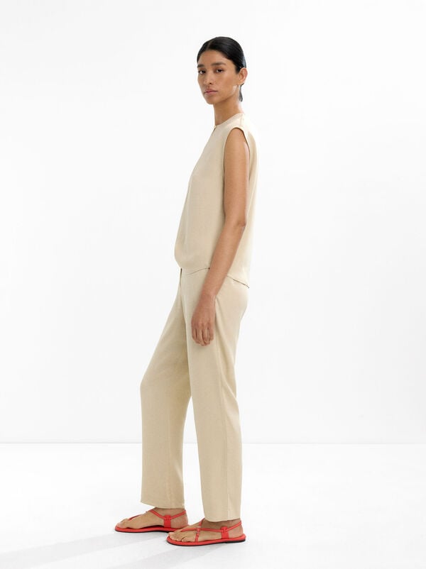 Straight trousers with pockets