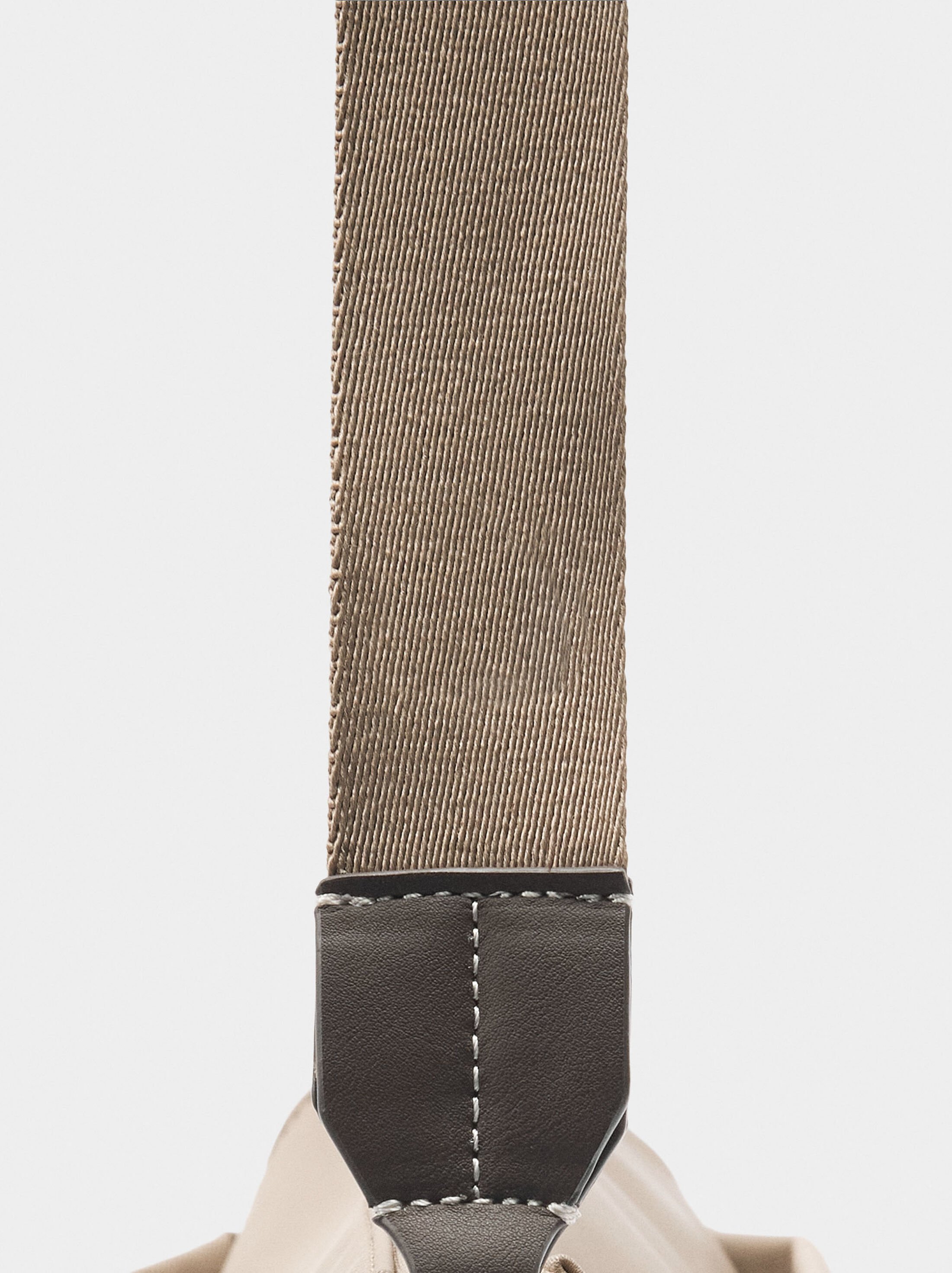 Bossa bandolera de efecto niló image number 5.0