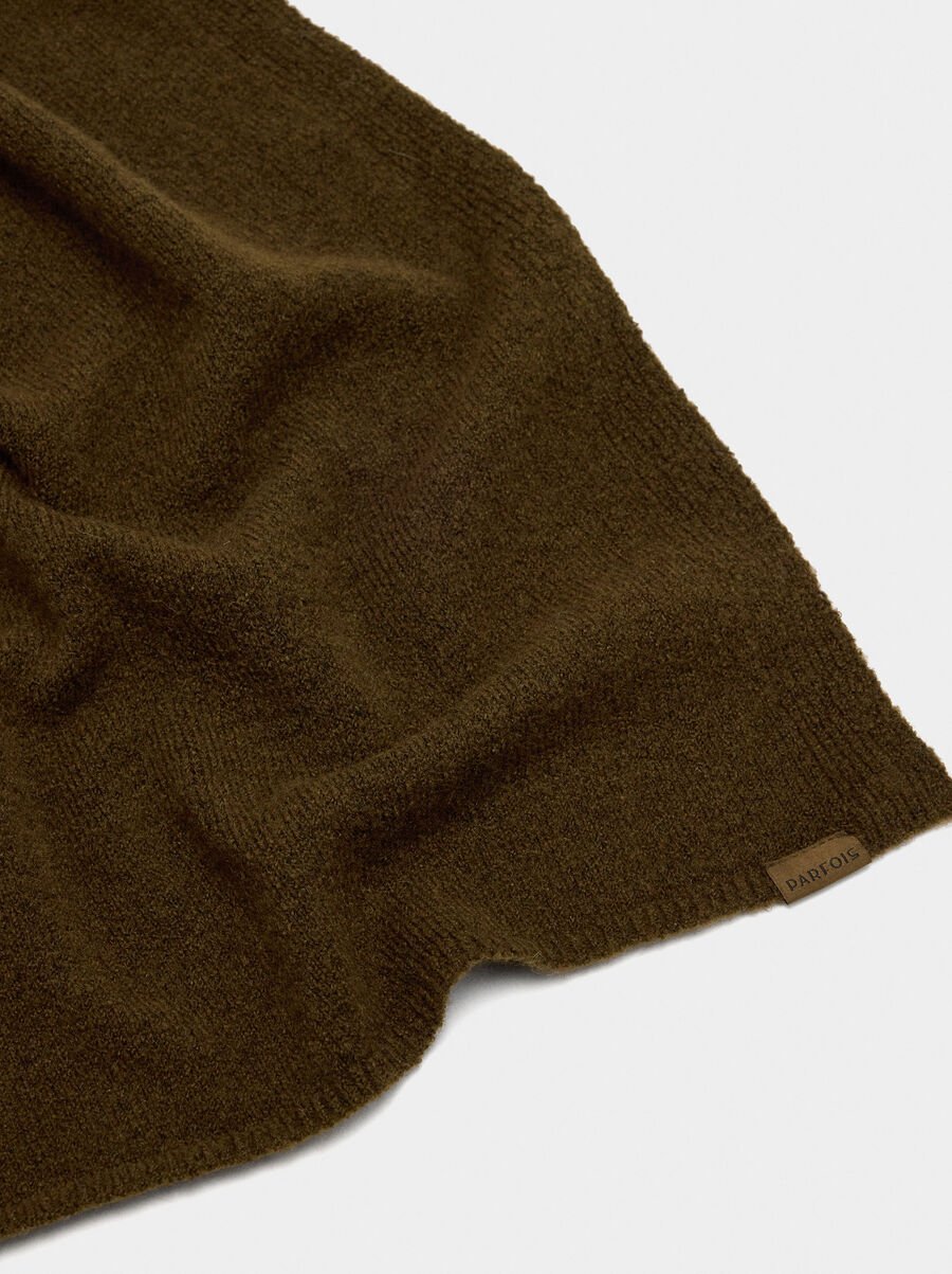 Plain scarf with ribbed edges