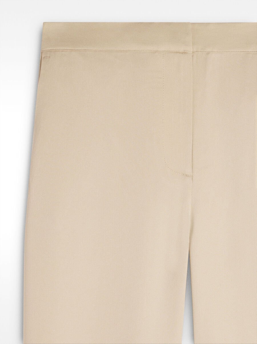 Straight trousers with pockets