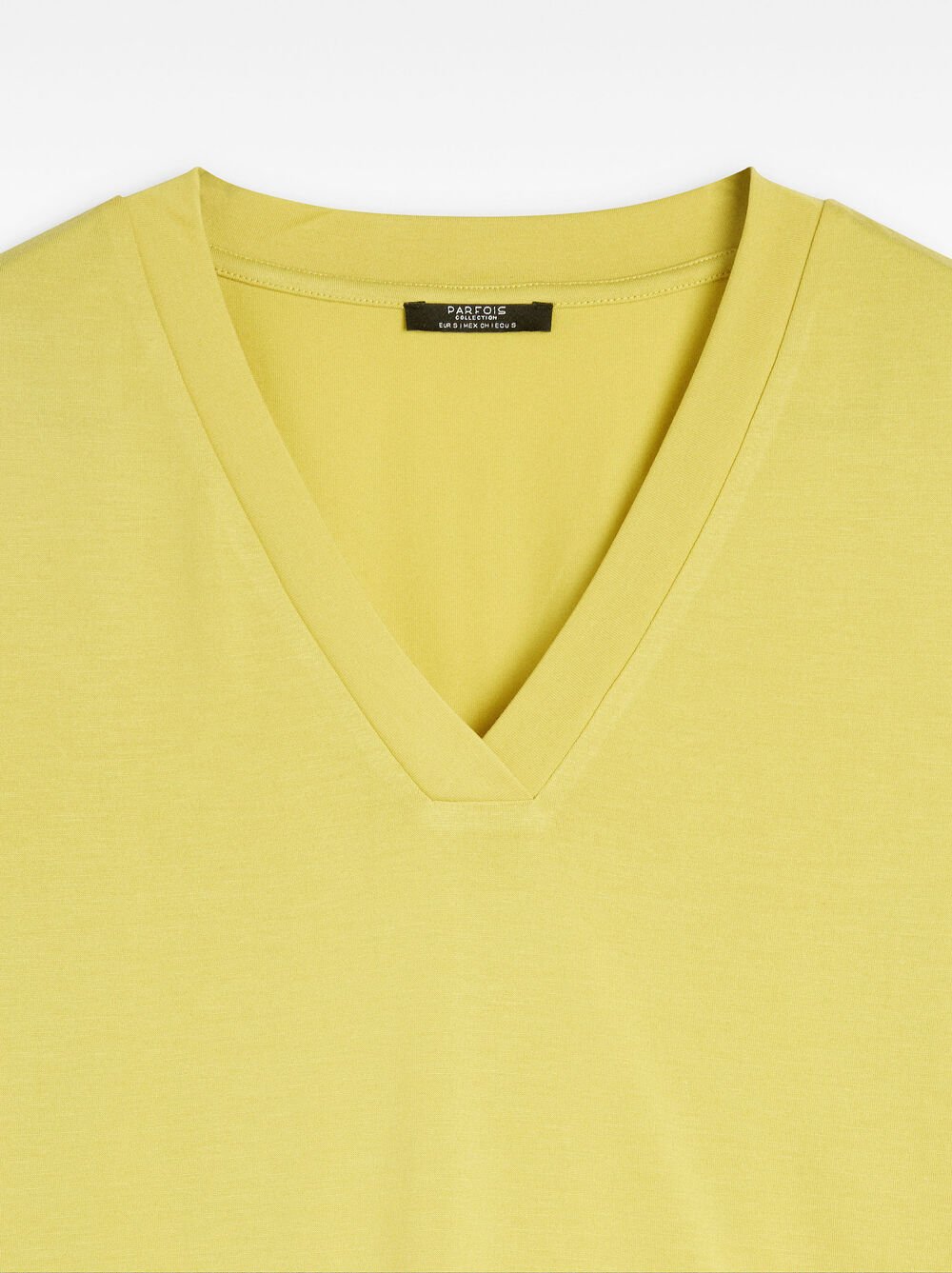 V-neck basic T-shirt