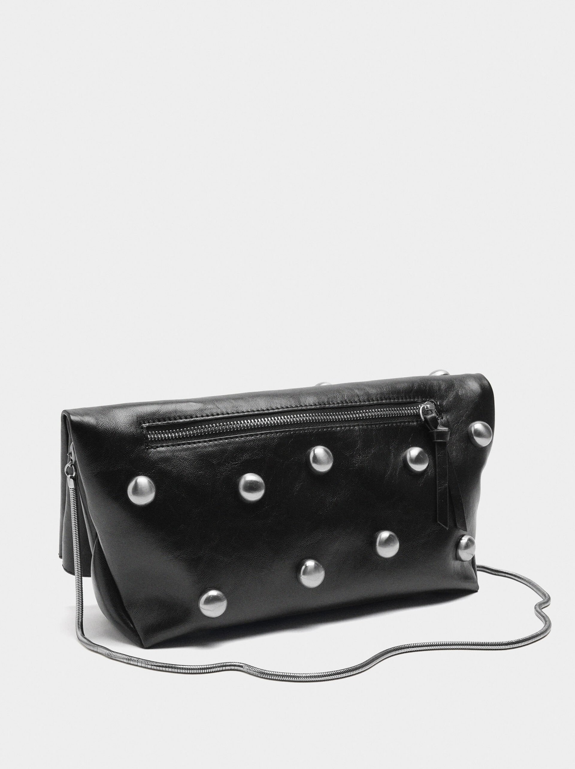 Bolso de mano con esferas y solapa  image number 3.0