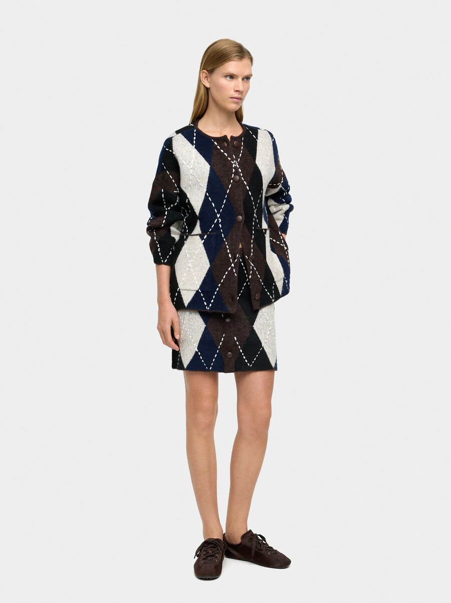 Knit skirt with diamonds and embroidery