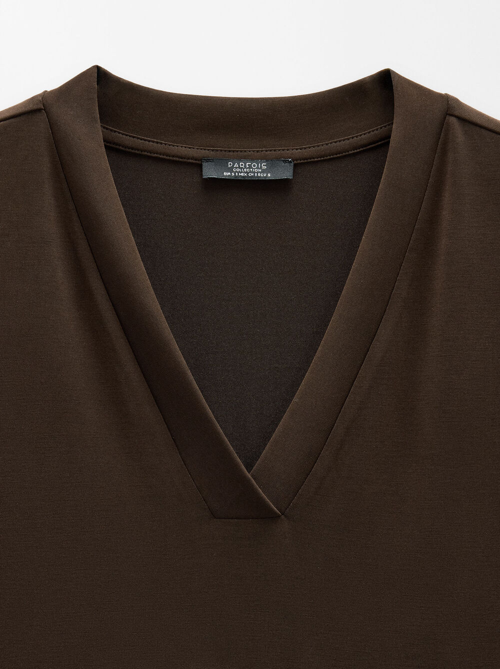 V-neck basic T-shirt