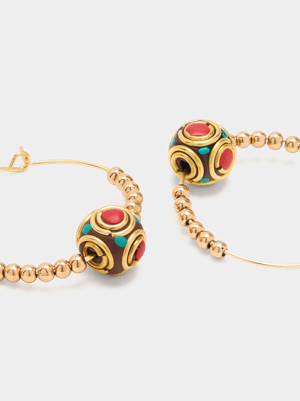 Hoop earrings with ethnic sphere