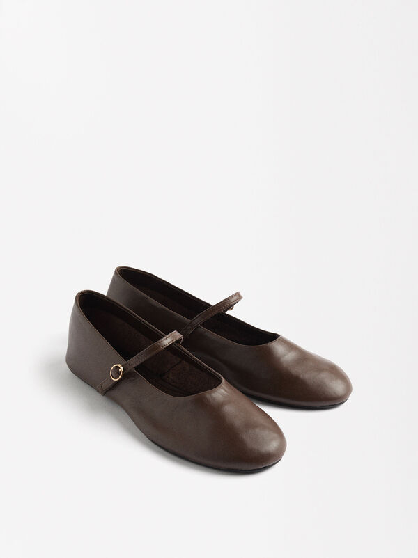 Leather ballet flats with strap and buckle