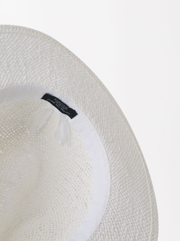 Straw-effect hat