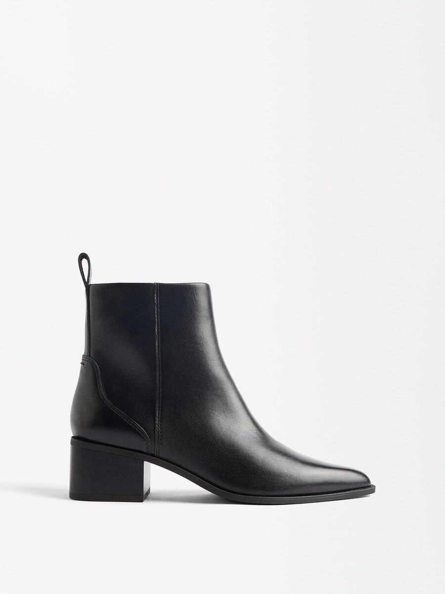 Botins de pele com tacão
