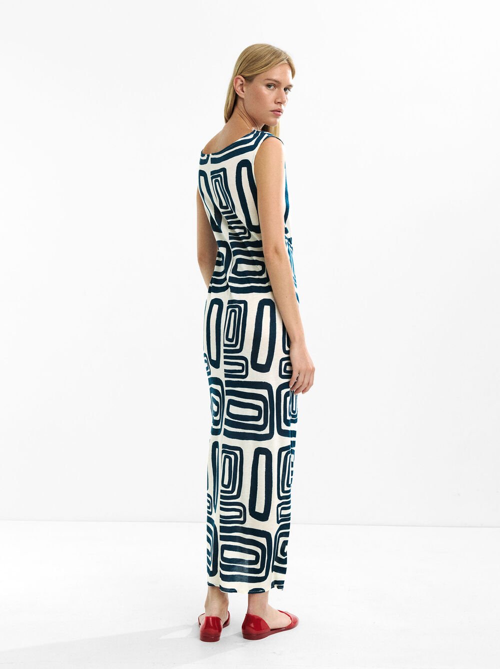 Langes Kleid mit geometrischem Muster