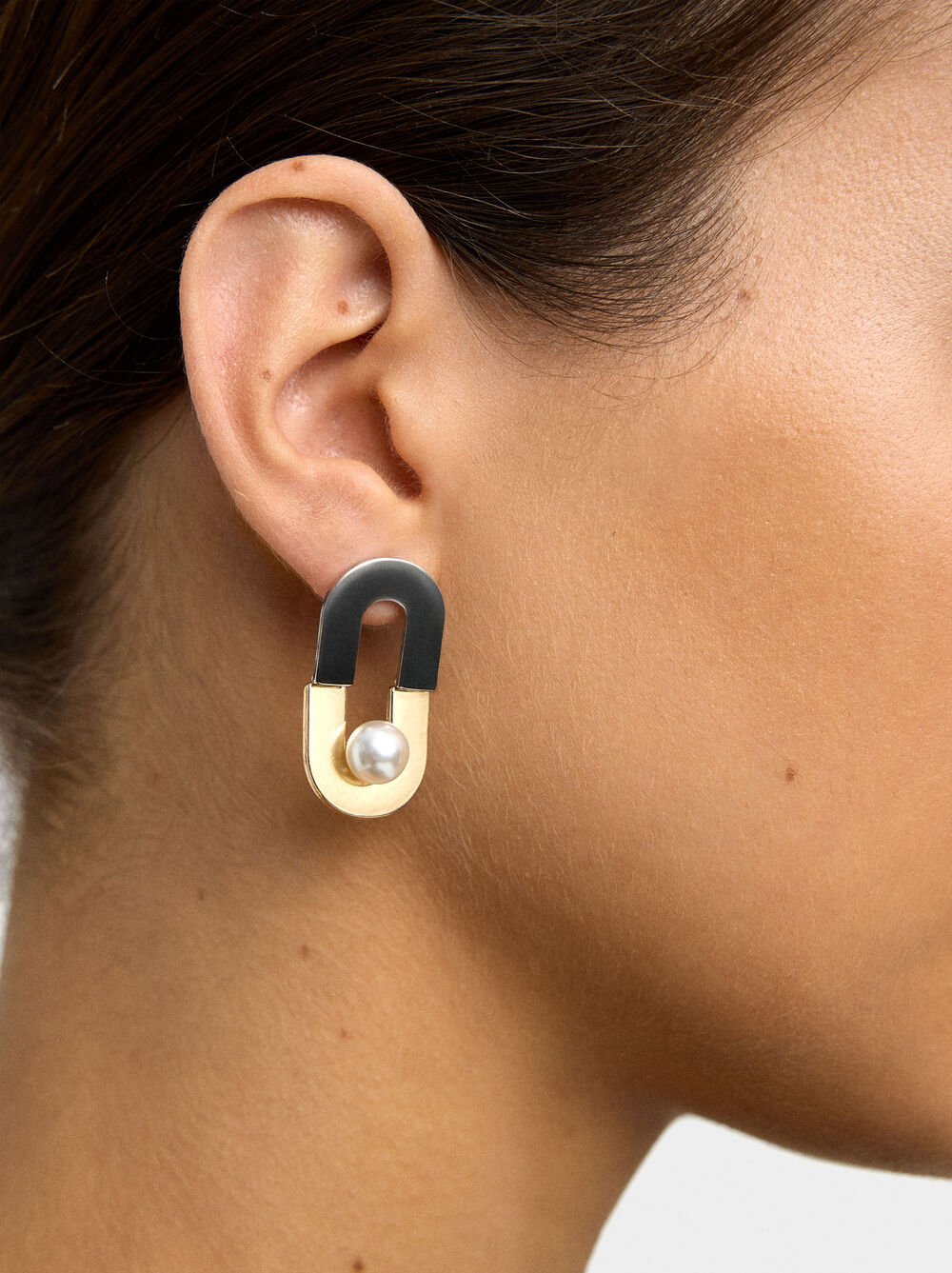 Verlängerte zweifarbige Creolen mit Perle