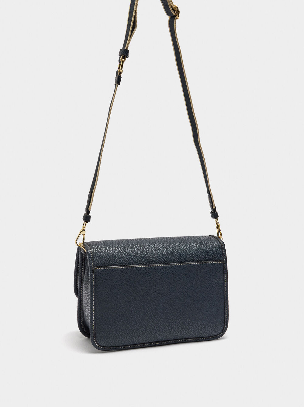 Umhängetasche mit Textur und Klappenverschluss