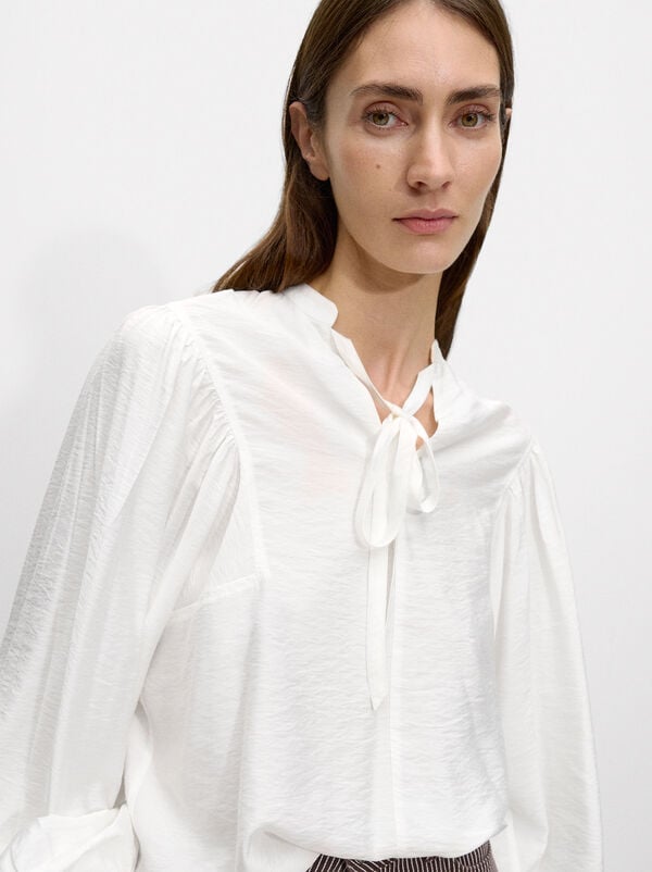Blouse with puffed sleeve