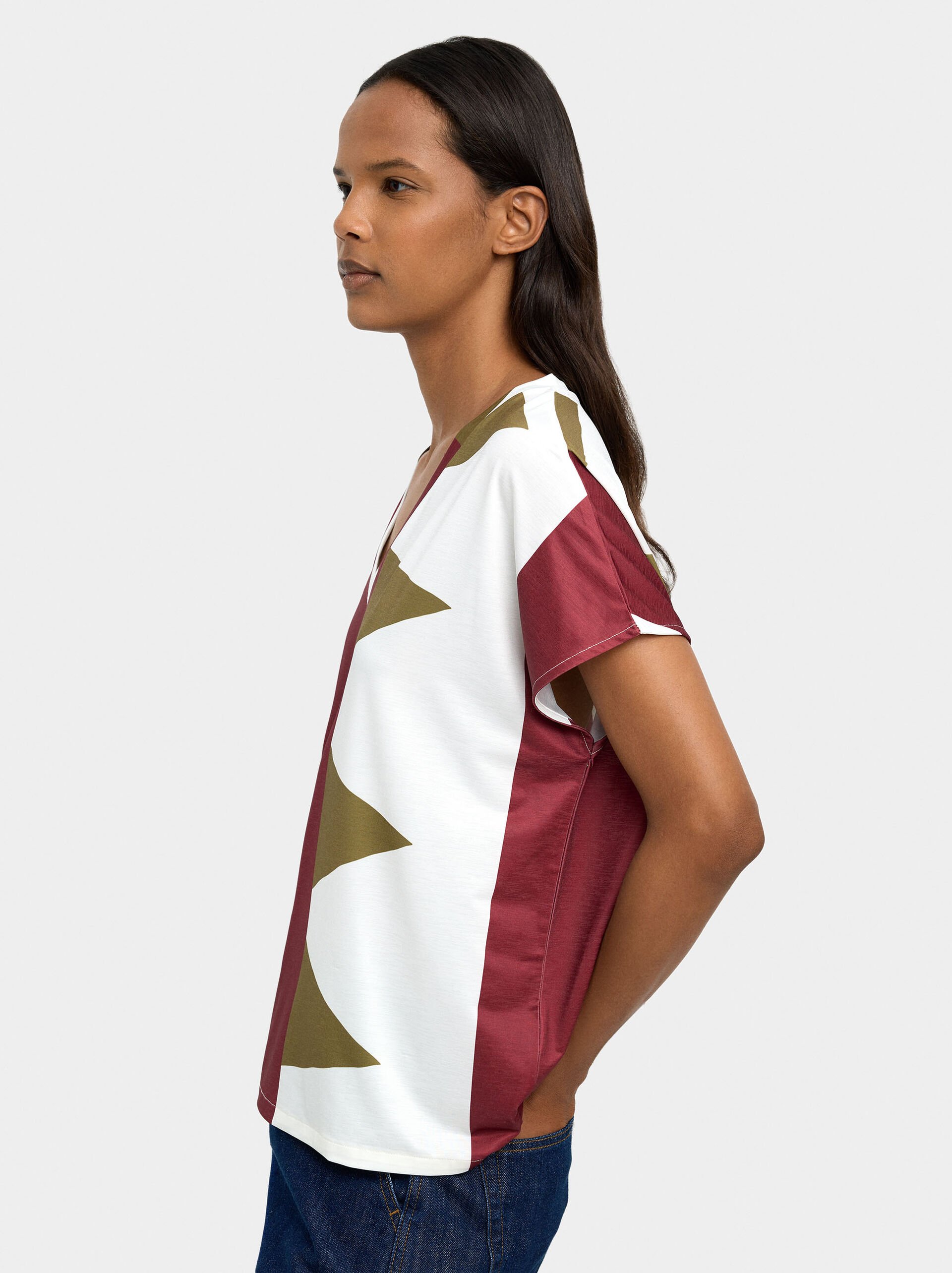 T-shirt with print and V-neck image number 2.0