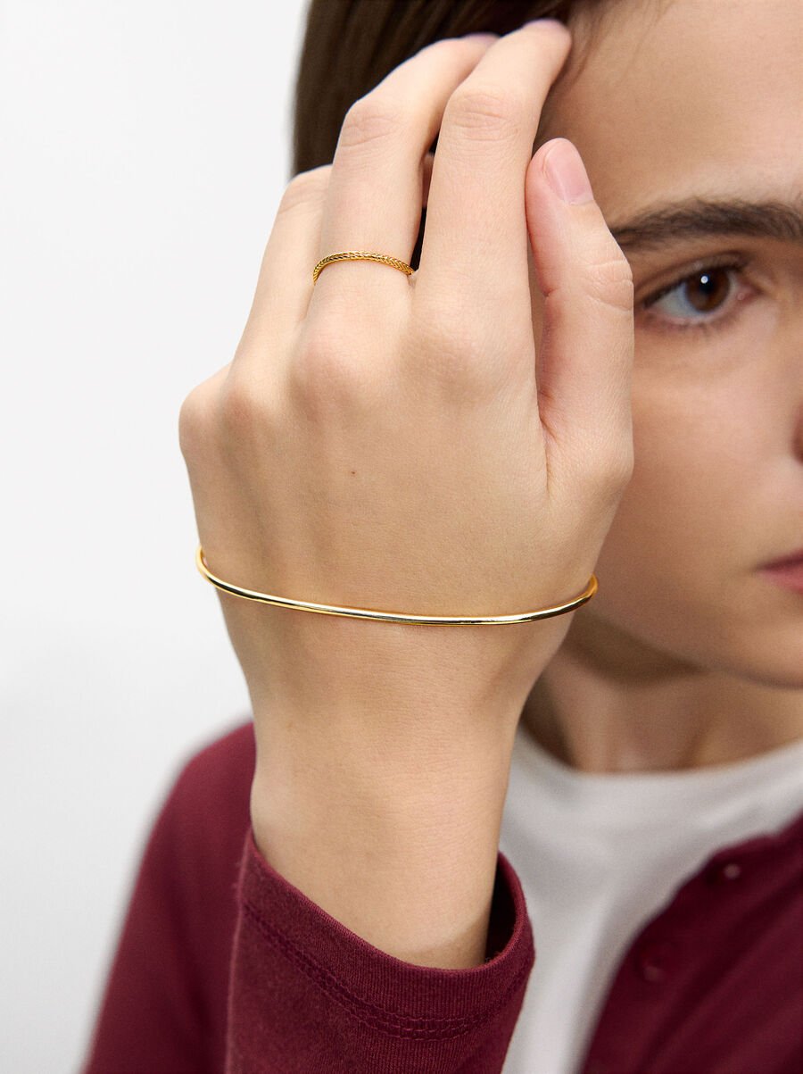 Rigid bracelet with chain