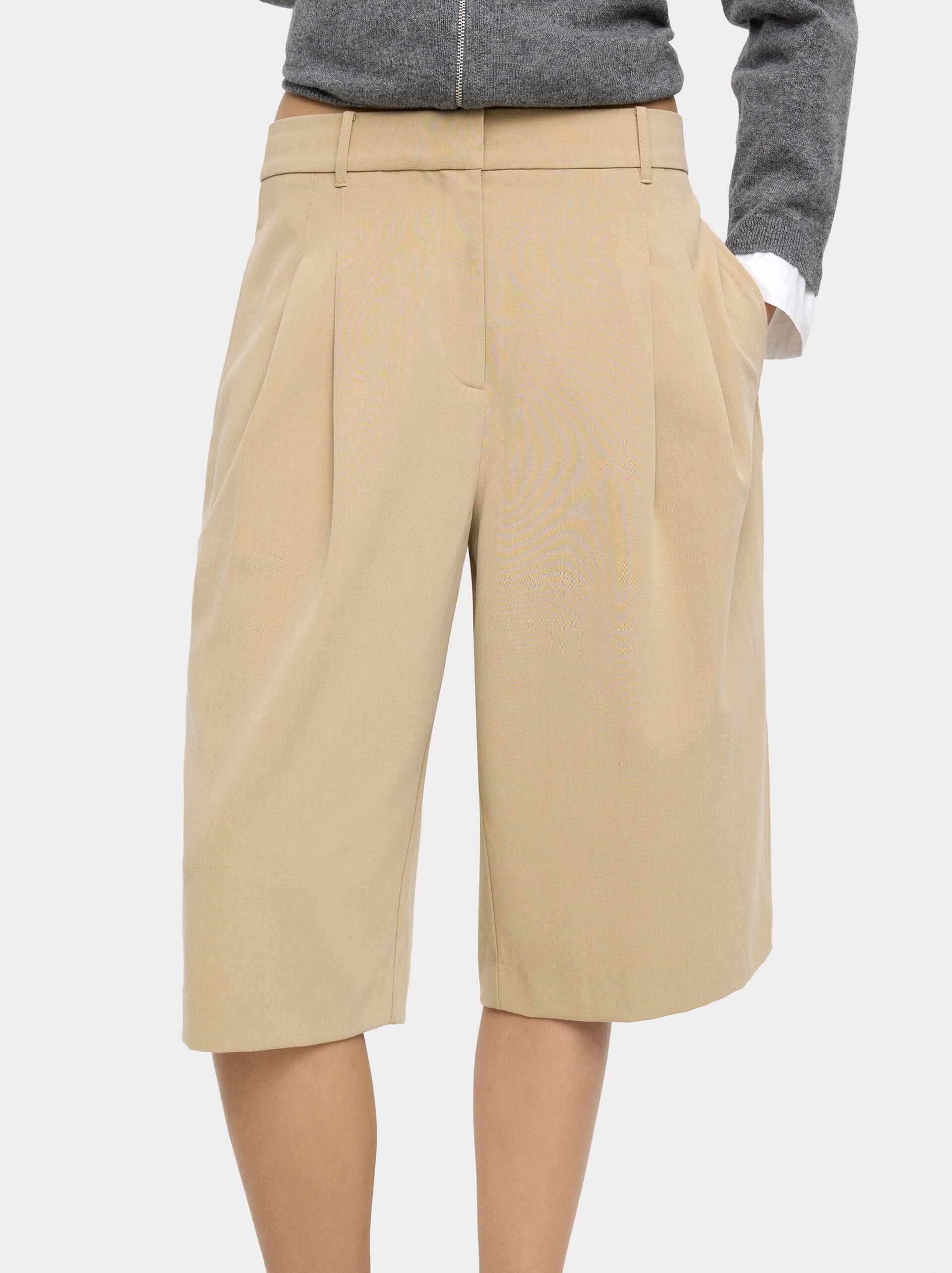 Pleated bermudas image number 4.0