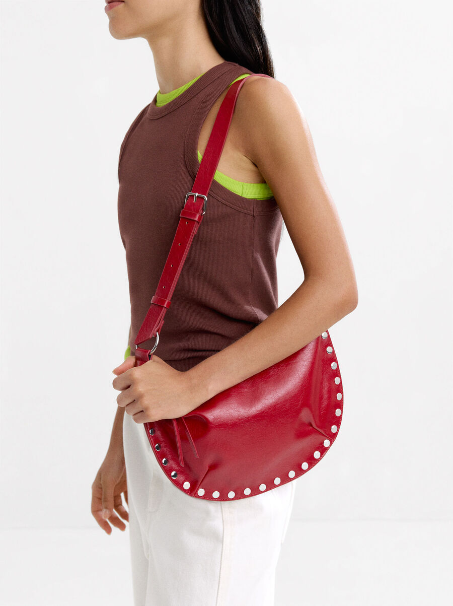 Bolso de hombro con tachuelas