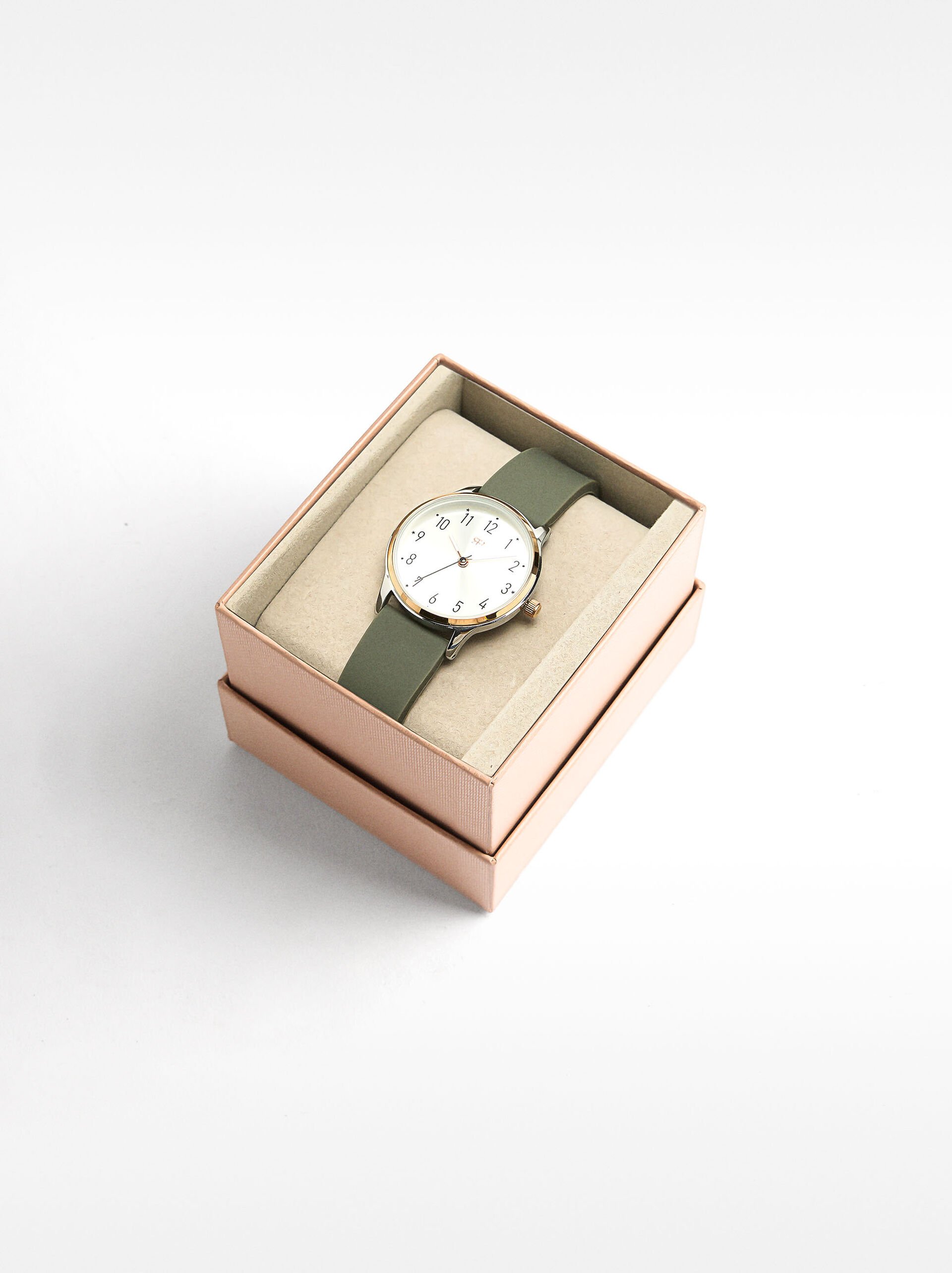 Watch with silicone strap image number 4.0