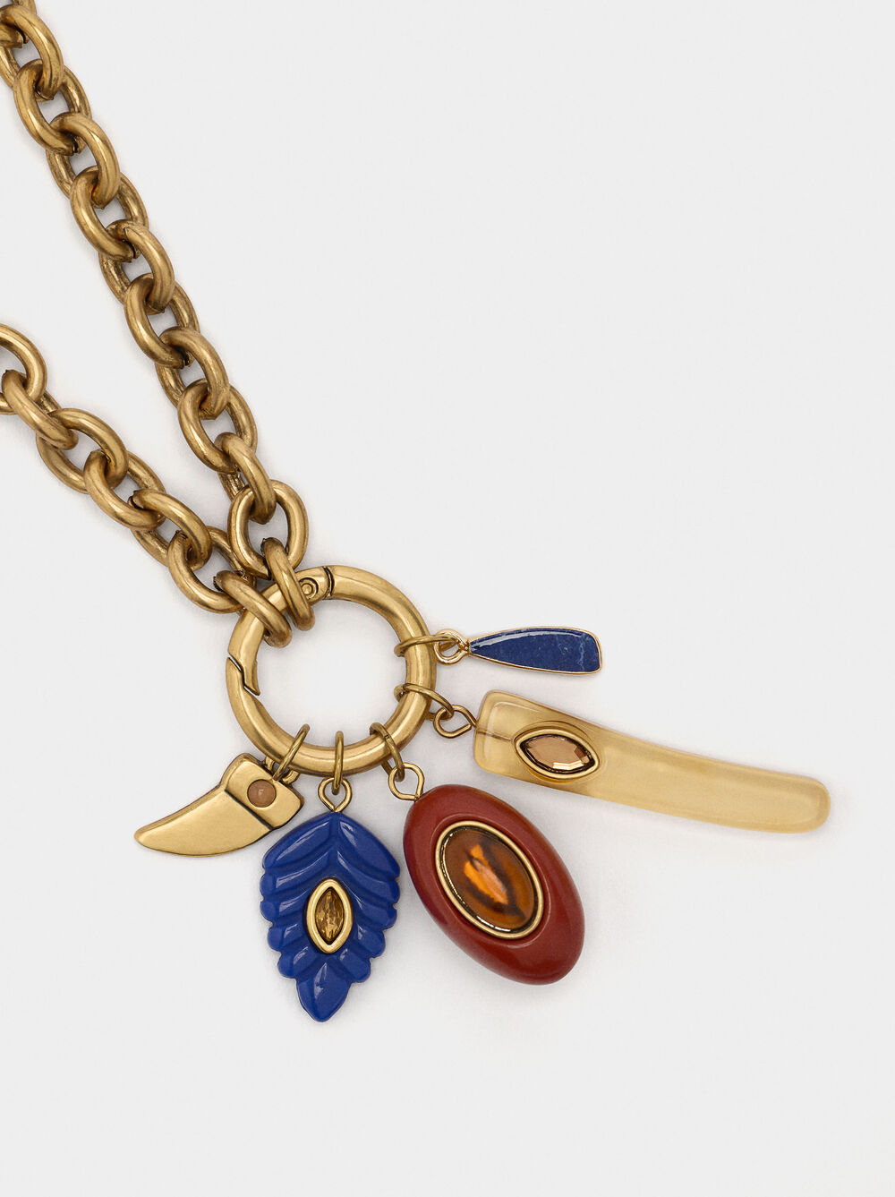 Collier en maillons avec pendentif en pierres et résine