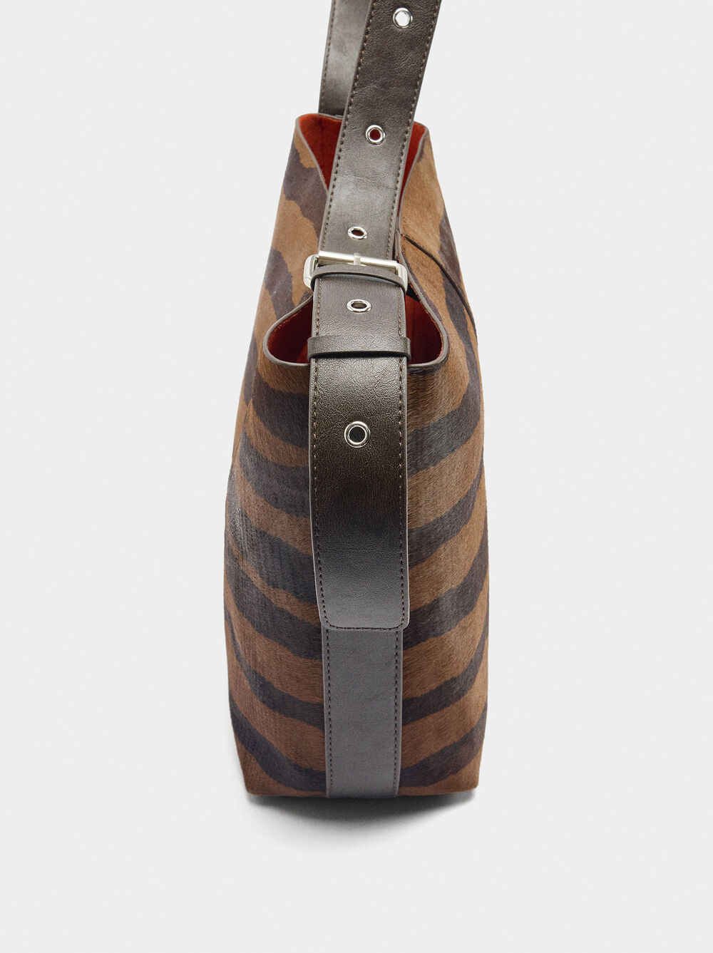 Schultertasche aus bedrucktem Leder mit Animalprint