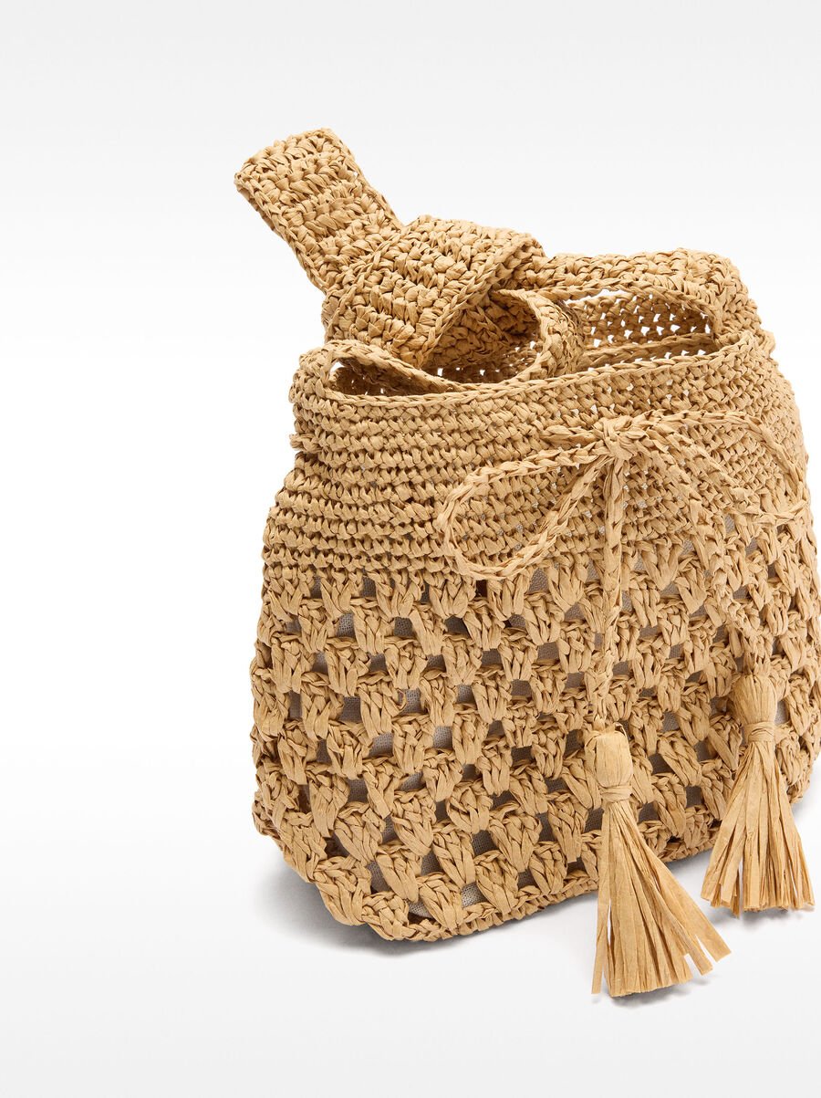 Bucket bag straw effect