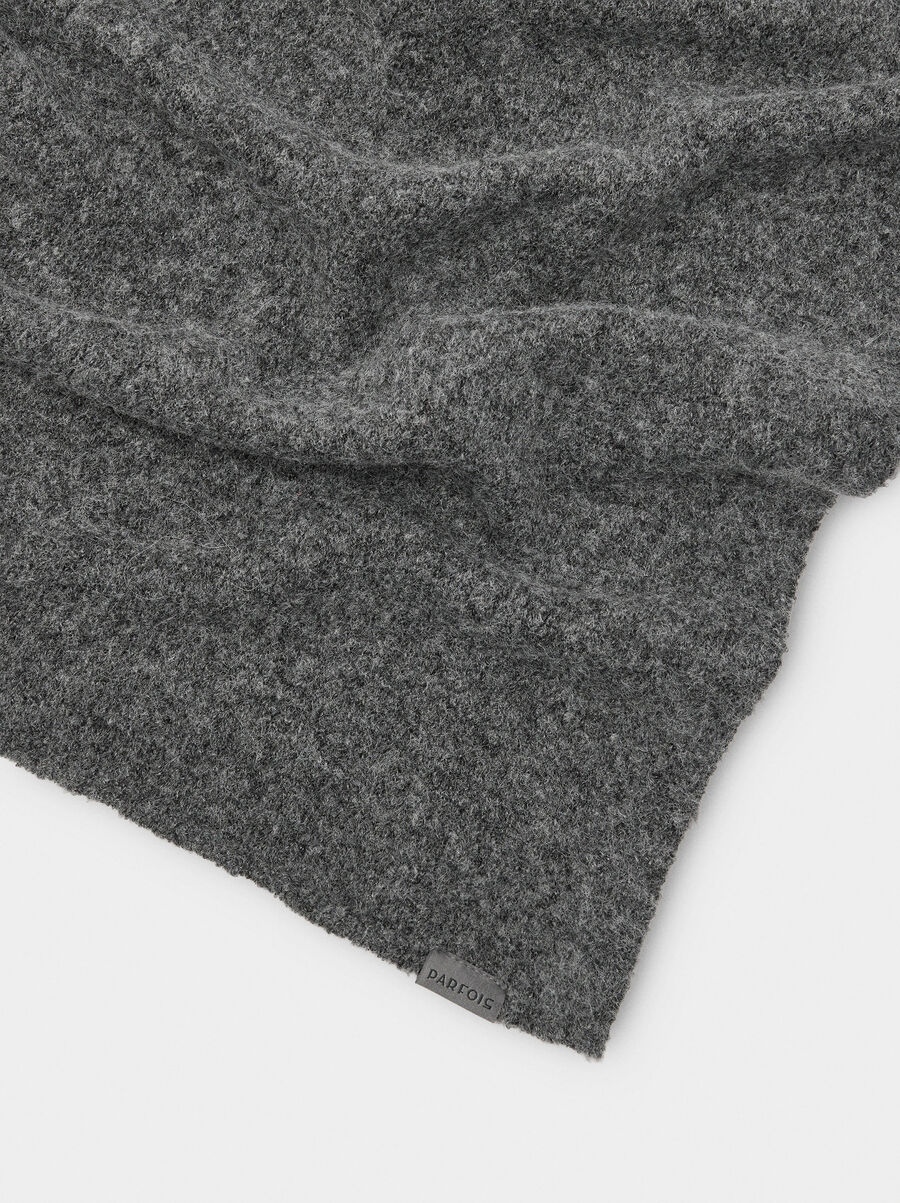 Plain scarf with ribbed edges